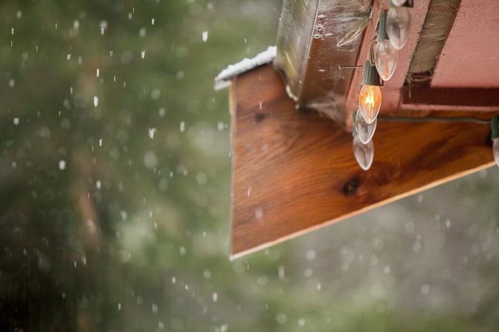 Tips on Hanging Outdoor Christmas Lights Without Damaging Your Roof
